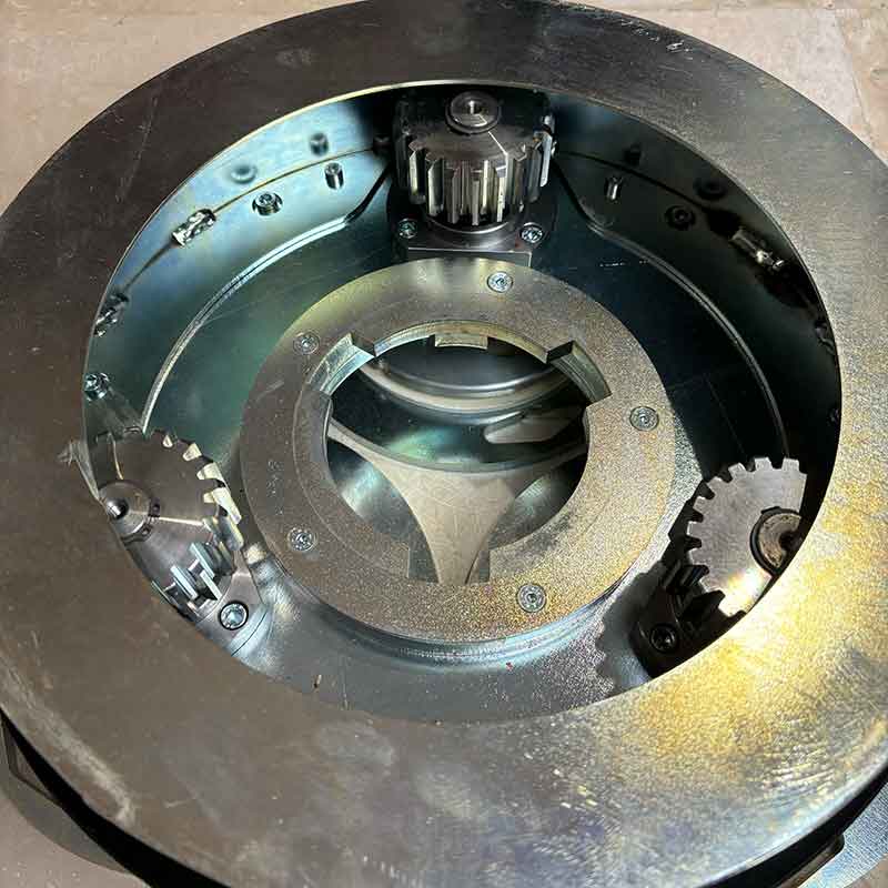 Particolare gear plate con ingranaggi in acciaio